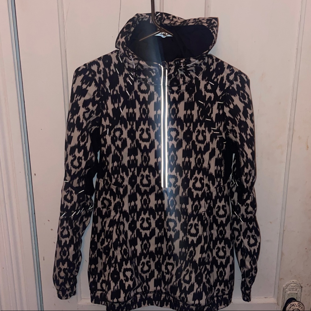 lululemon VINTAGE!  Black and white Utility Jacket size 6 AMAZING CONDITION!
